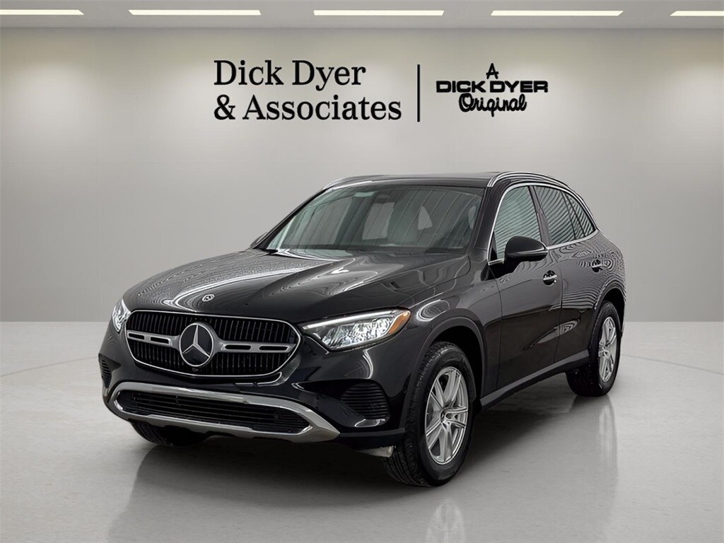 2025 Mercedes Benz GLC 300 photo 3
