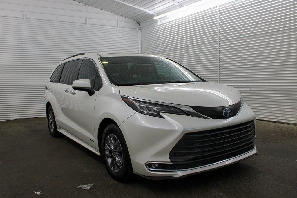 Used 2021 Toyota Sienna XLE with VIN 5TDJRKEC8MS006477 for sale in Columbia, SC