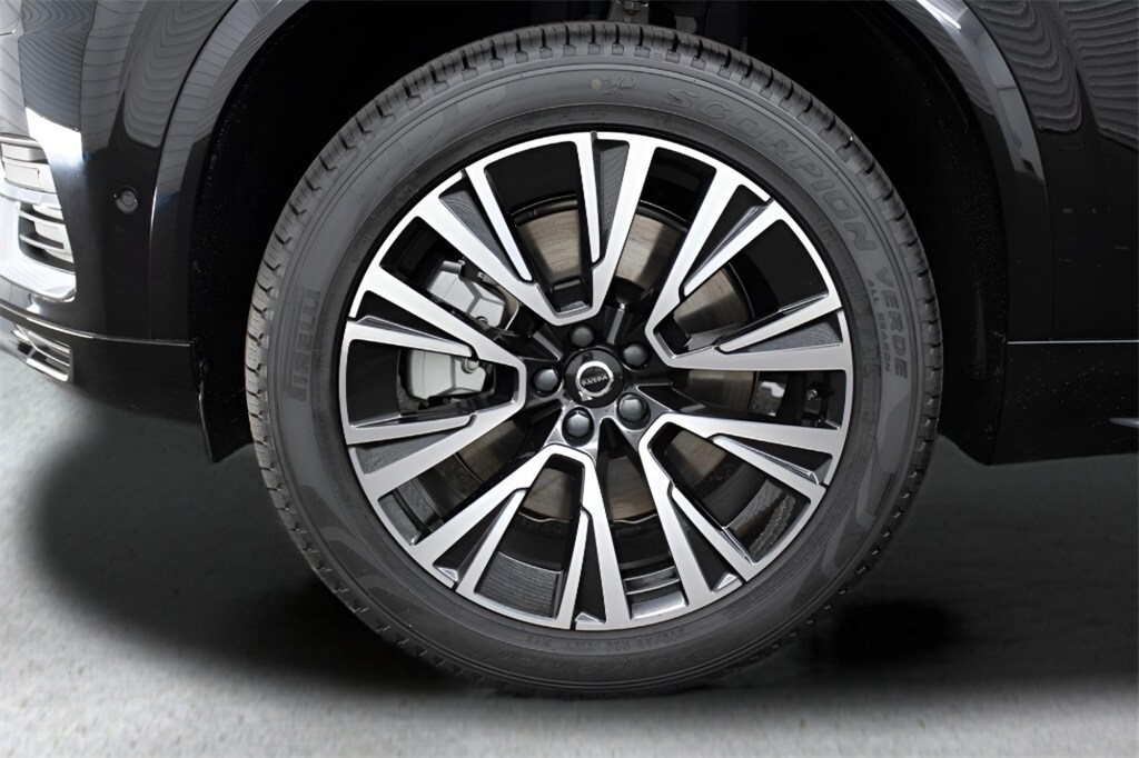 2025 Volvo XC90 T8 Plus photo 4