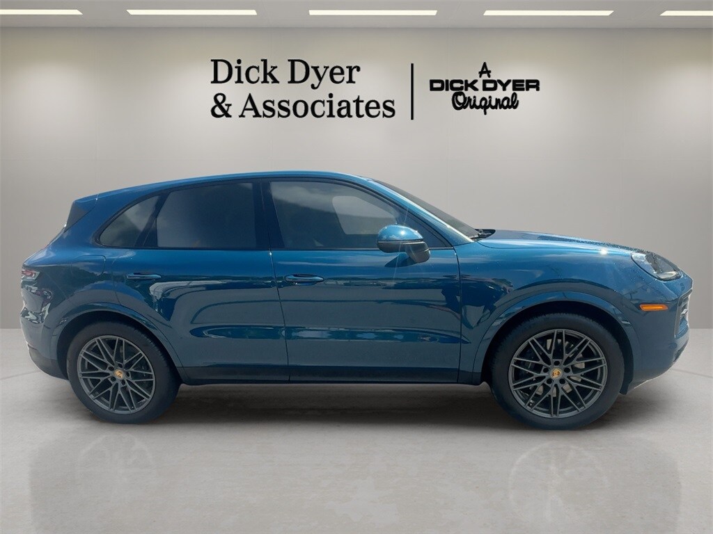 2024 Porsche Cayenne photo 3