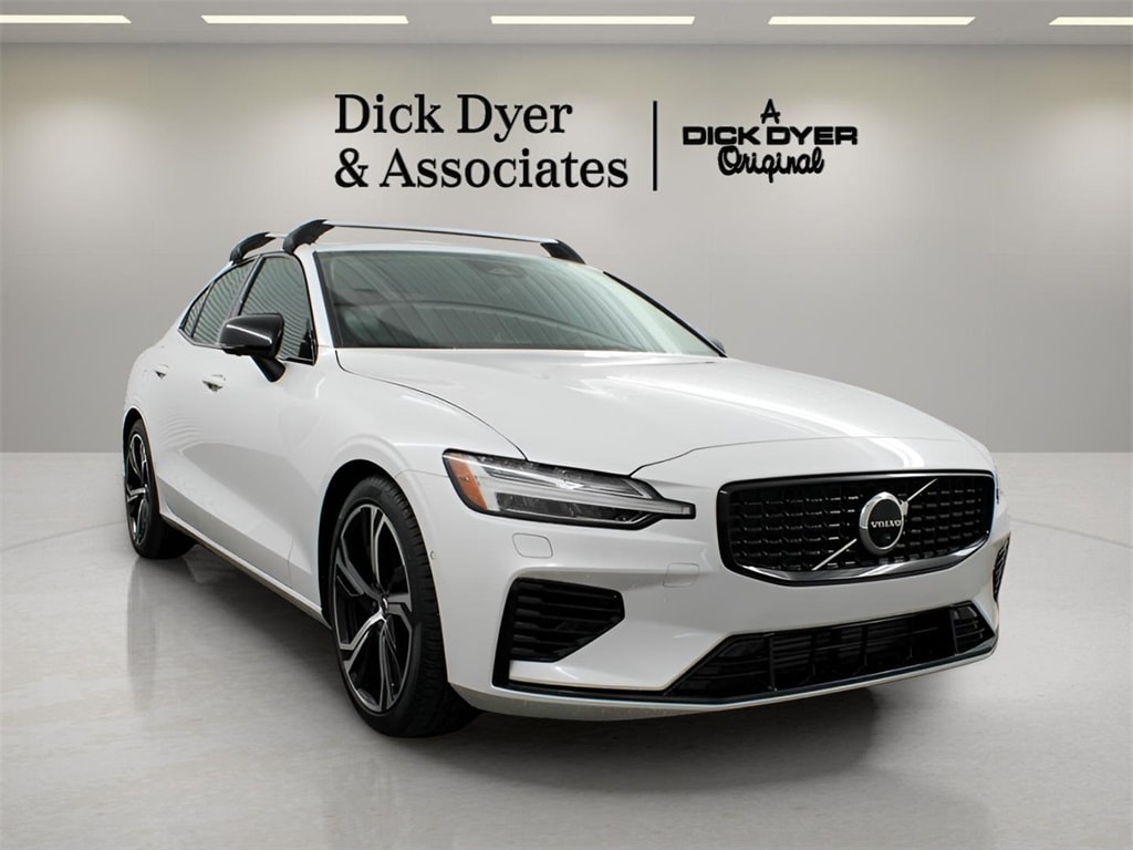 2023 Volvo S60 Plus's photo