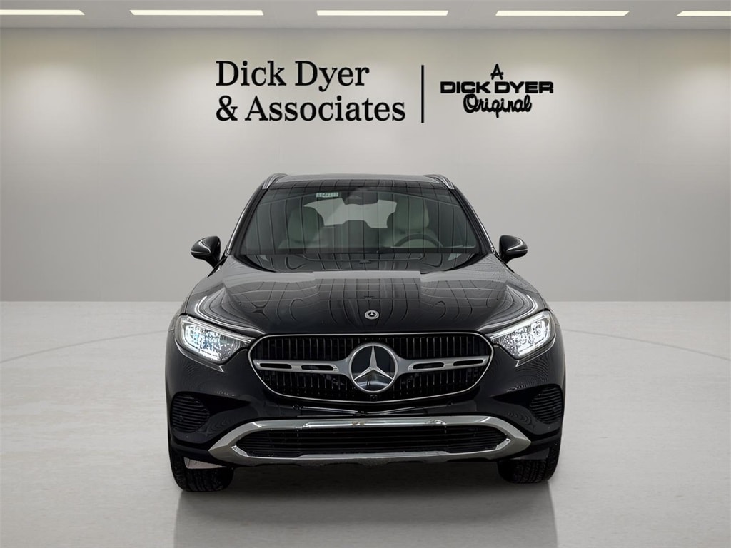 2025 Mercedes Benz GLC 300 photo 2