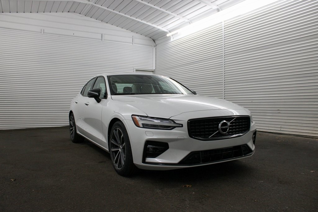 2022 Volvo S60 Momentum's photo