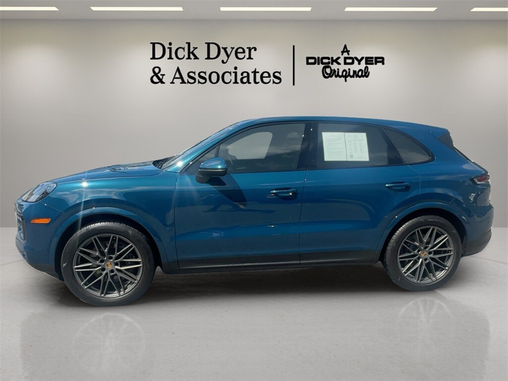 2024 Porsche Cayenne photo 2