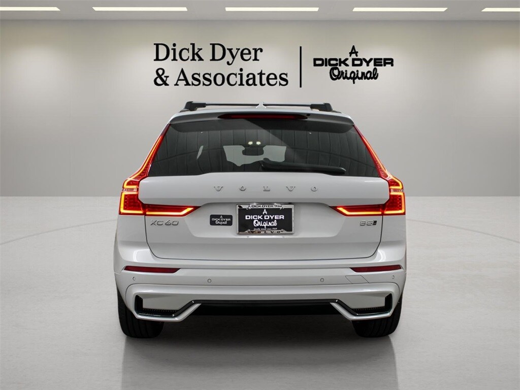 2025 Volvo XC60 B5 photo 3