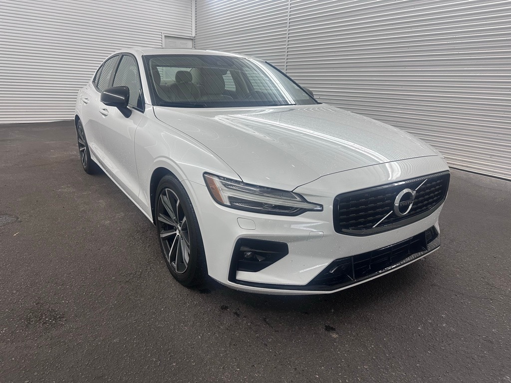 2022 Volvo S60 Momentum's photo