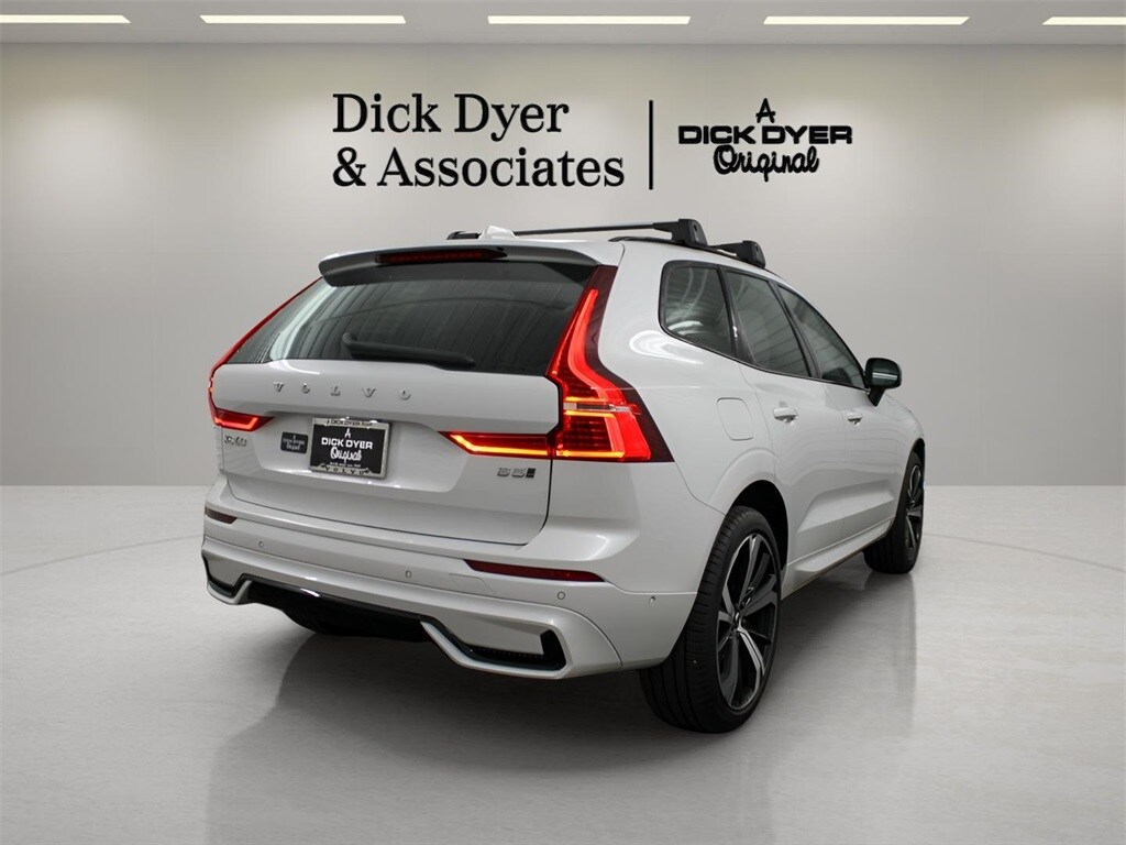 2025 Volvo XC60 B5 photo 2