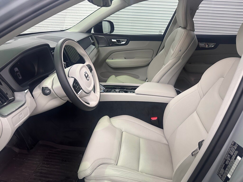 2025 Volvo XC60 B5 photo 2