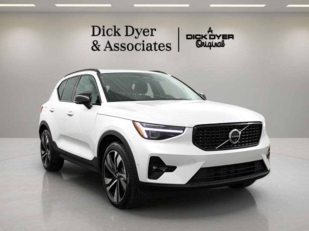 2025 Volvo XC40 B5 Ultra Dark AWD's photo