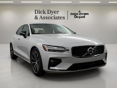 2022 Volvo S60 B5 FWD Momentum Sedan
