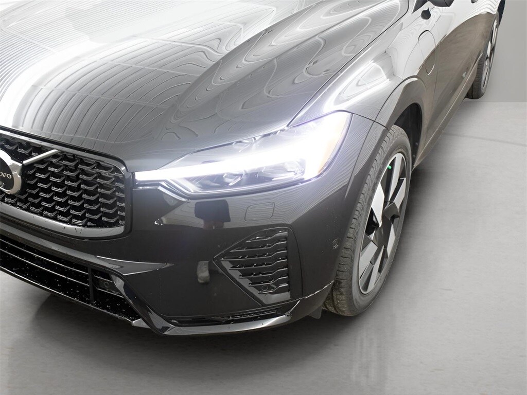 2025 Volvo XC60 Hybrid T8 Plus photo 3