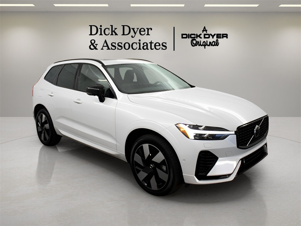 2025 Volvo XC60 Plus's photo