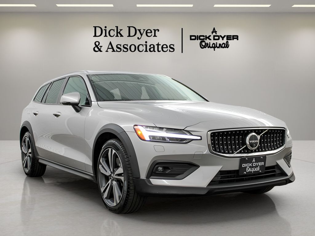 2025 Volvo V60 Cross Country B5 Plus AWD's photo