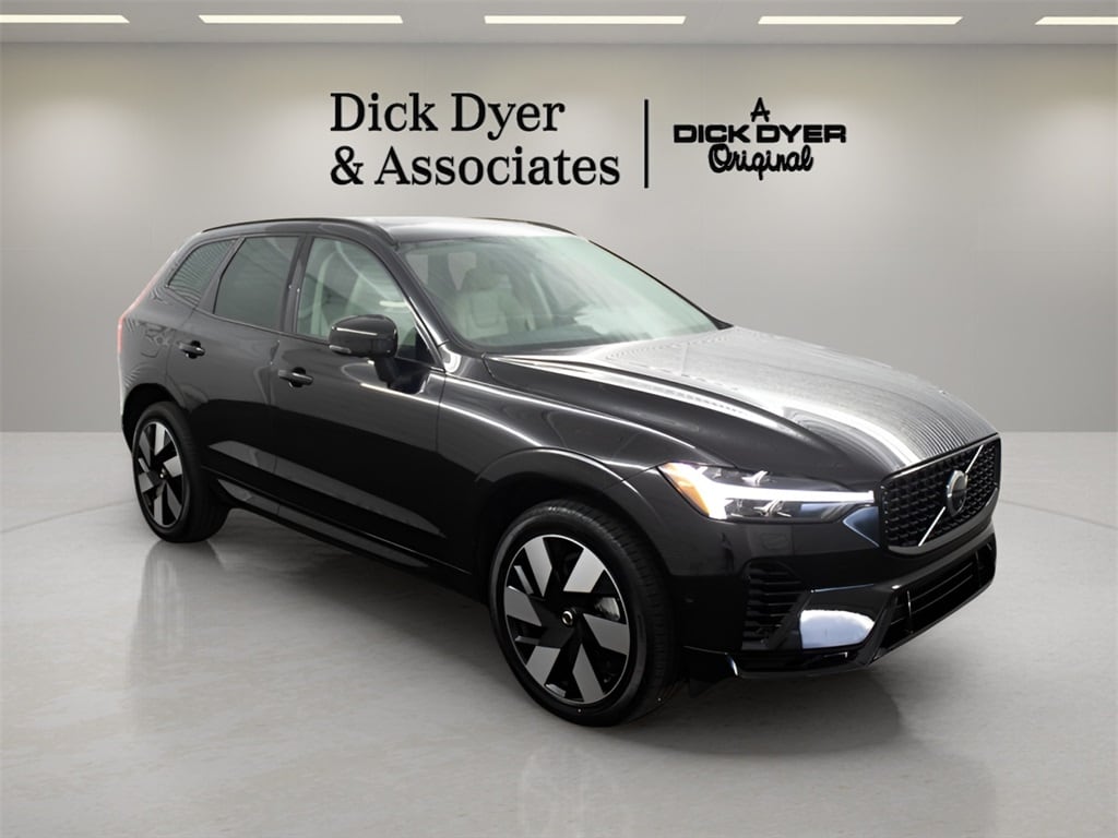 2025 Volvo XC60 Plus's photo