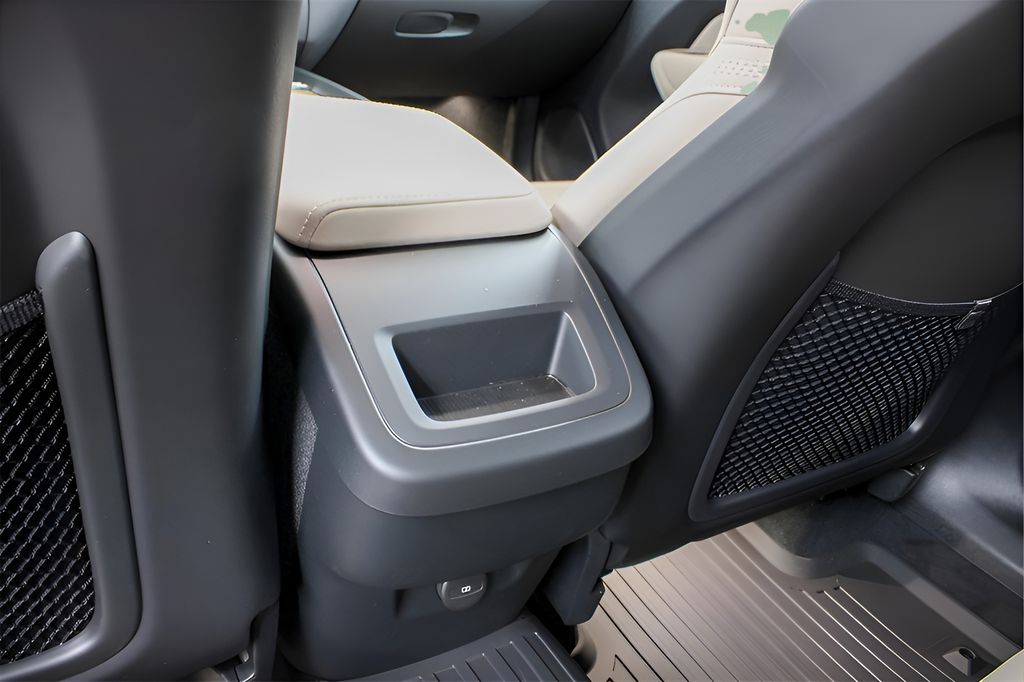 2026 Volvo XC60 Plus - Photo 13
