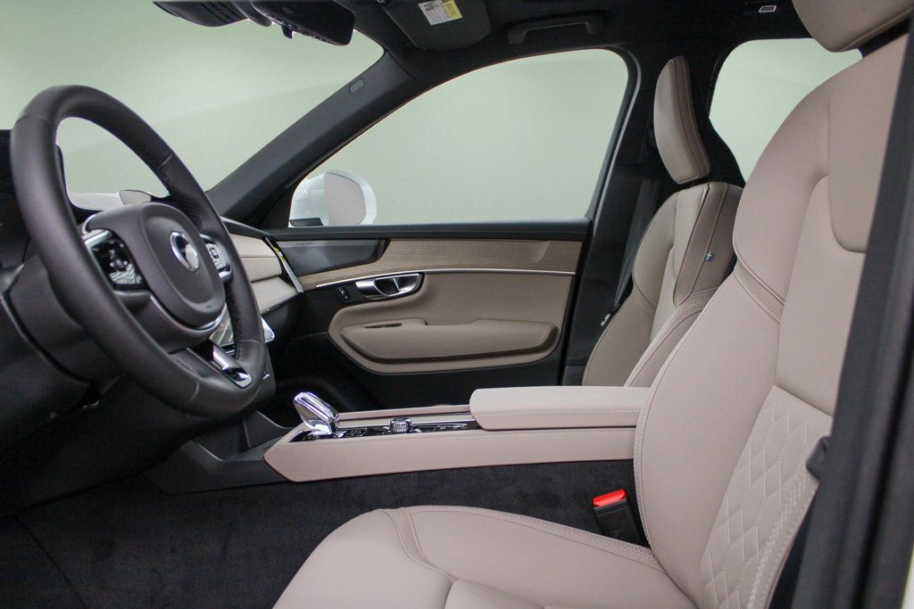 2026 Volvo XC90 Plus - Photo 23