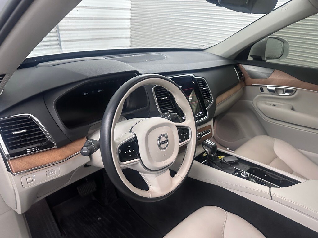 2022 Volvo XC90 T6 AWD Momentum photo 4