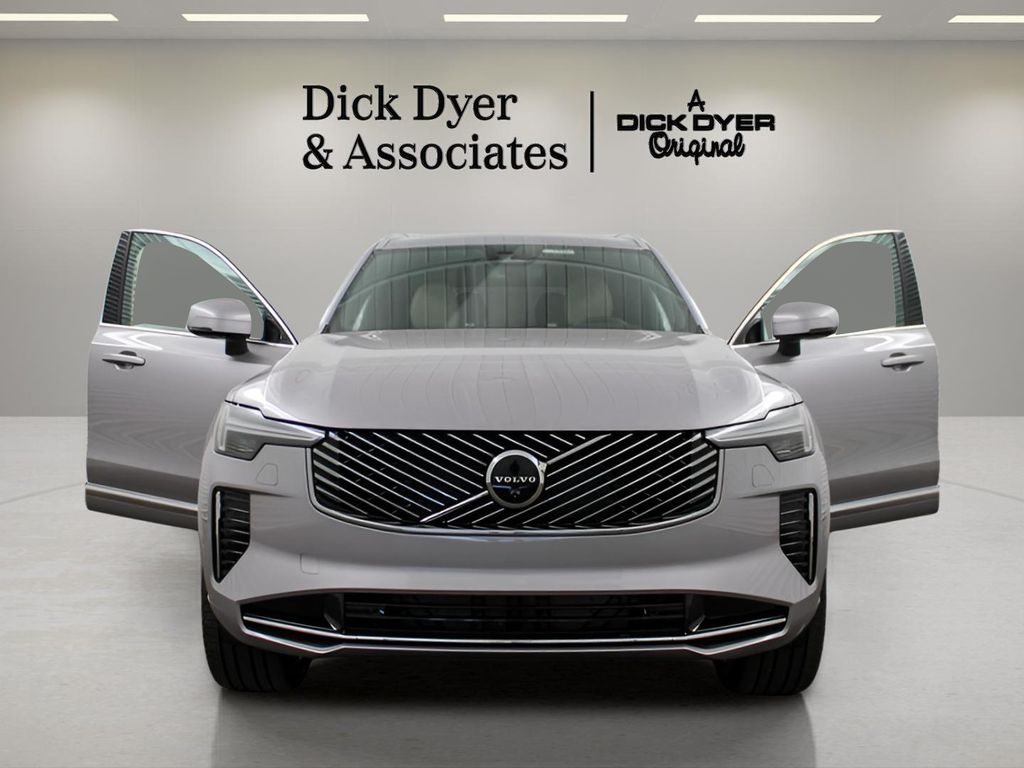 2026 Volvo XC90 Plus - Photo 8