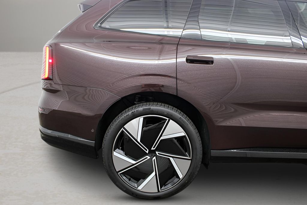 2025 Volvo EX90 Ultra - Photo 17