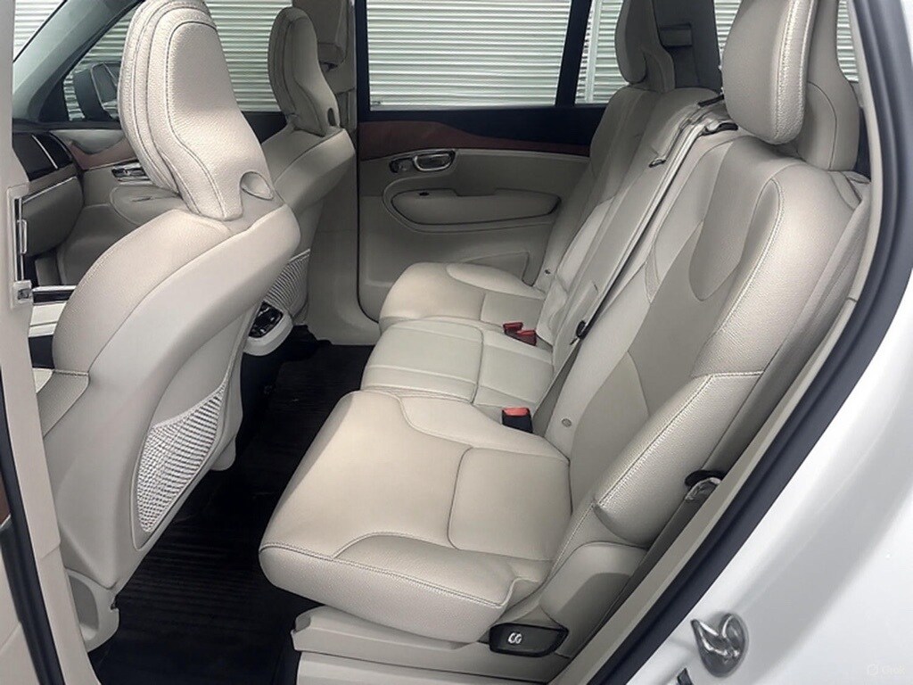 2022 Volvo XC90 T6 AWD Momentum photo 2