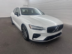 2022 Volvo S60 B5 FWD Momentum Sedan