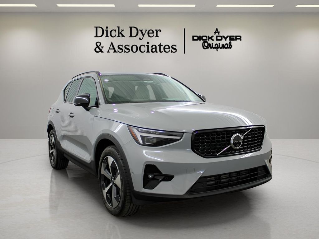 2026 Volvo XC40 B5 Plus Dark AWD's photo