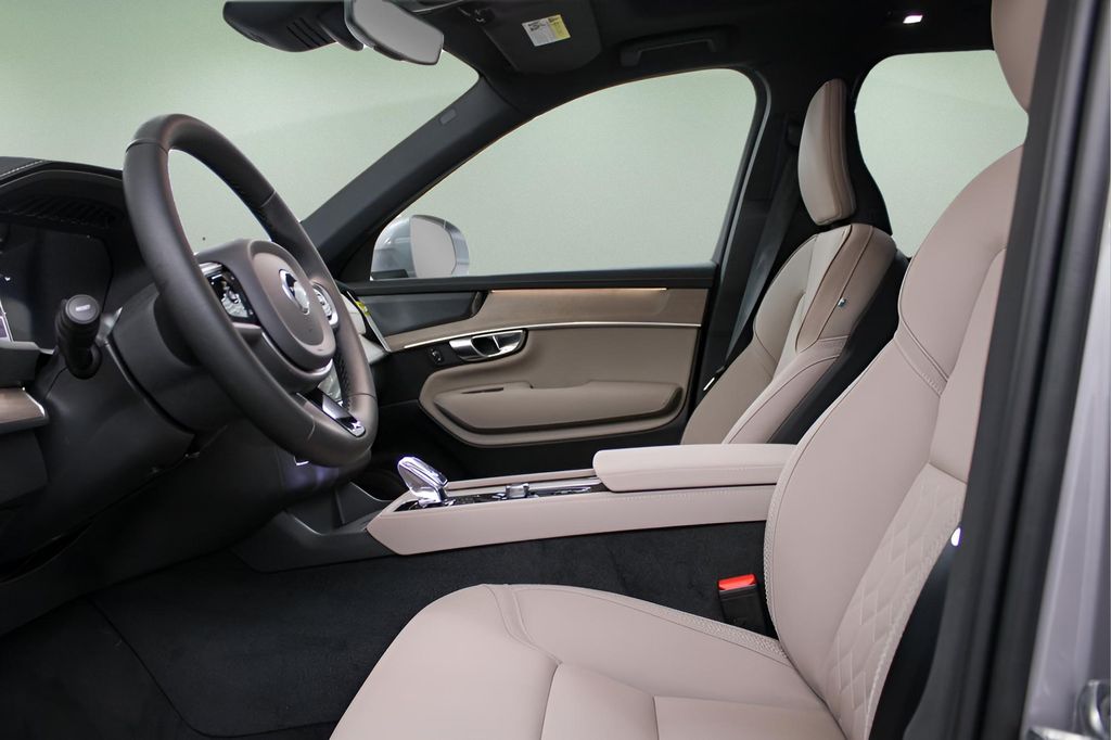 2026 Volvo XC90 Plus - Photo 18