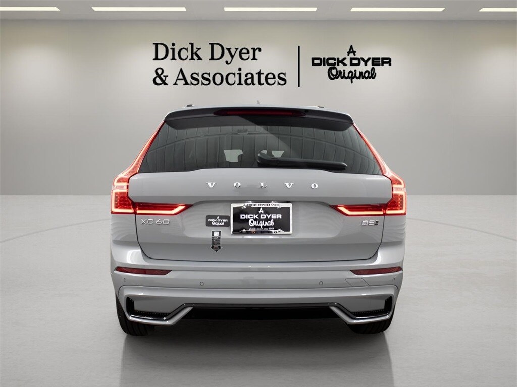 2025 Volvo XC60 B5 photo 4