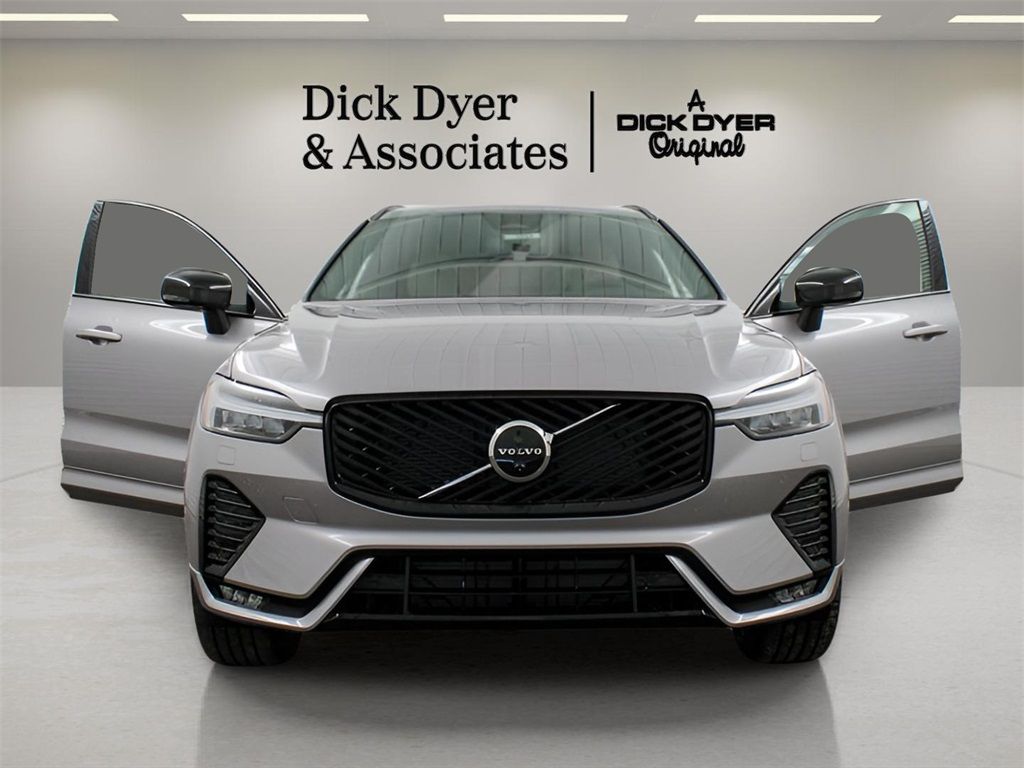 2026 Volvo XC60 Plus - Photo 8
