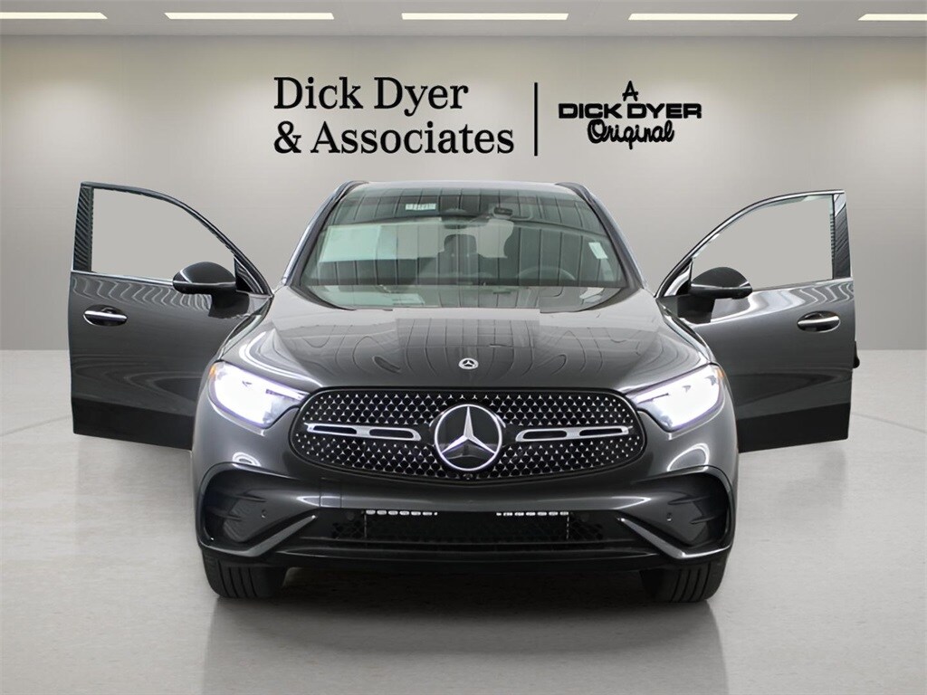 2025 Mercedes Benz GLC 300 photo 3