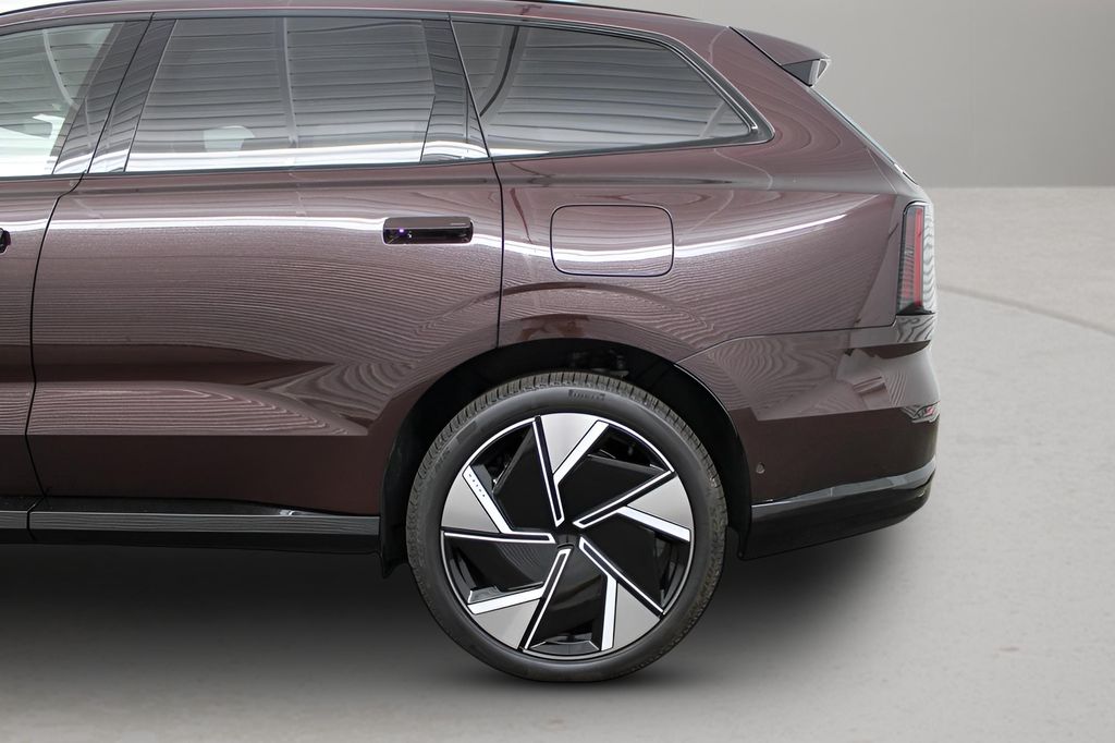 2025 Volvo EX90 Ultra - Photo 14