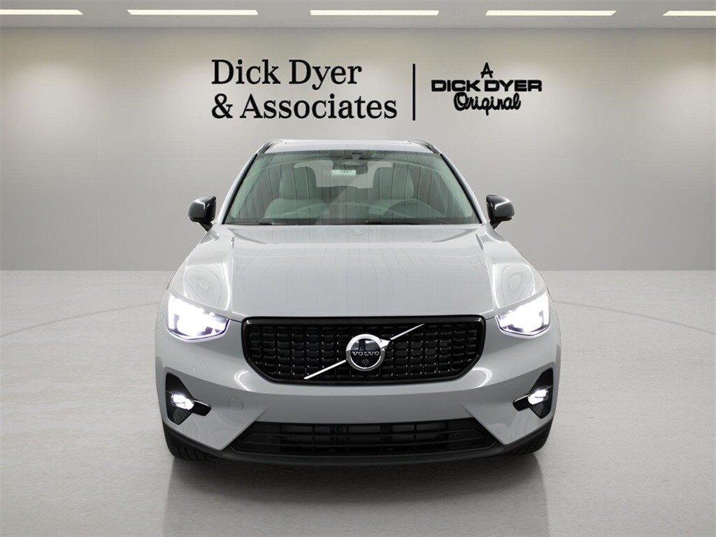 2025 Volvo XC40 photo 3