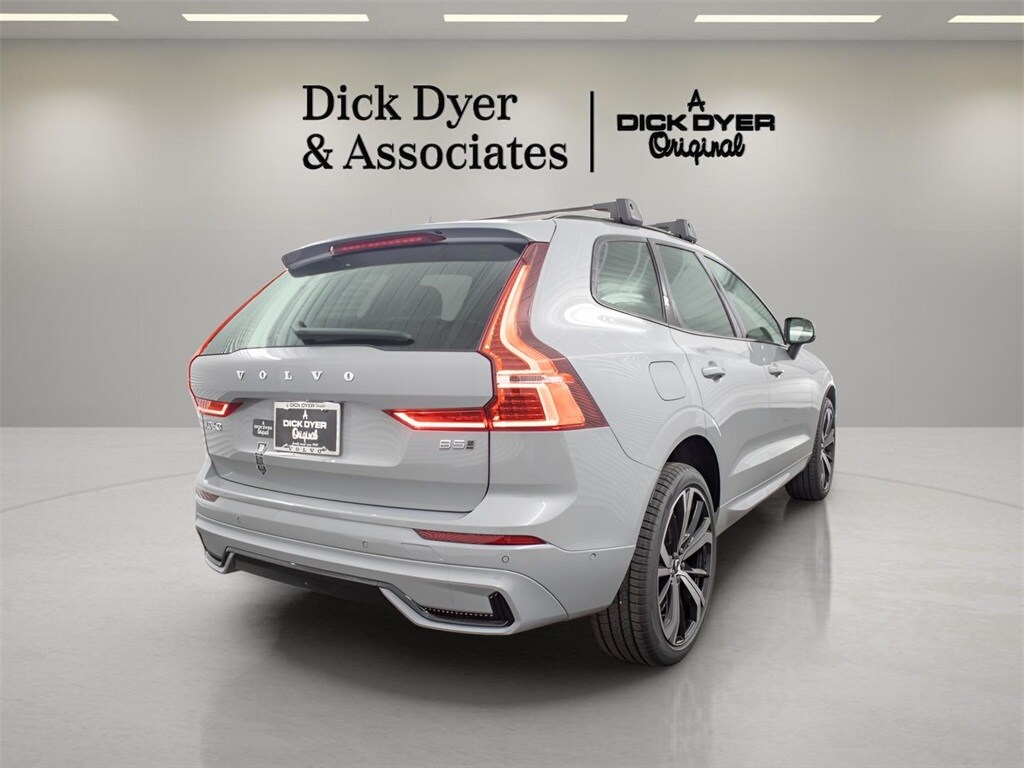 2025 Volvo XC60 B5 photo 3