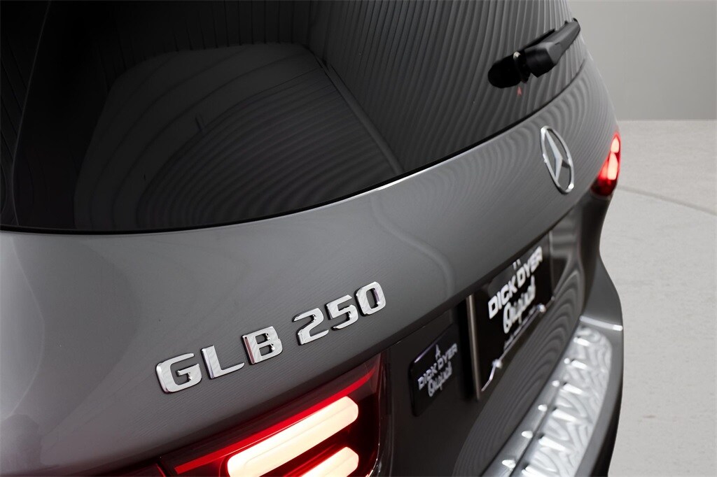 2025 Mercedes Benz GLB 250 photo 3