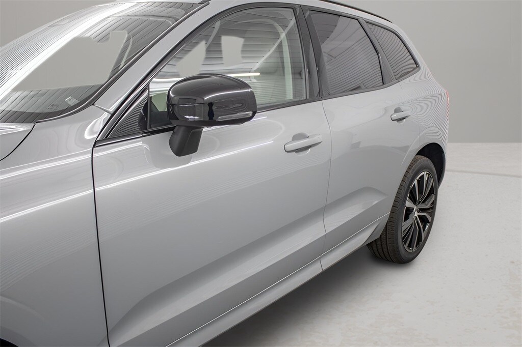 2025 Volvo XC60 B5 Plus photo 2