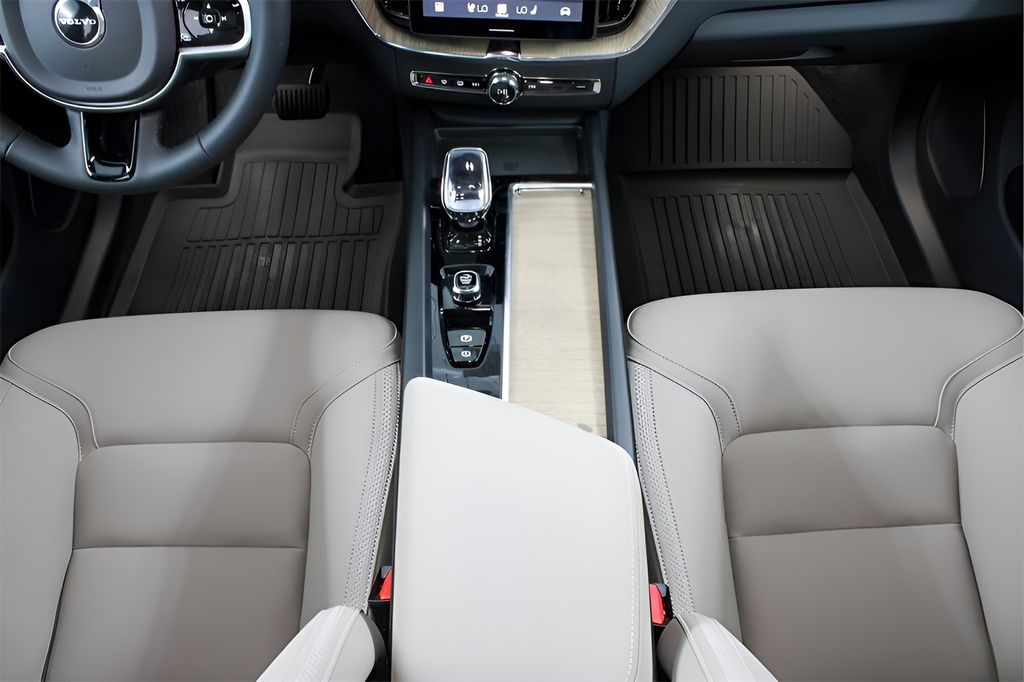 2026 Volvo XC60 Plus - Photo 16