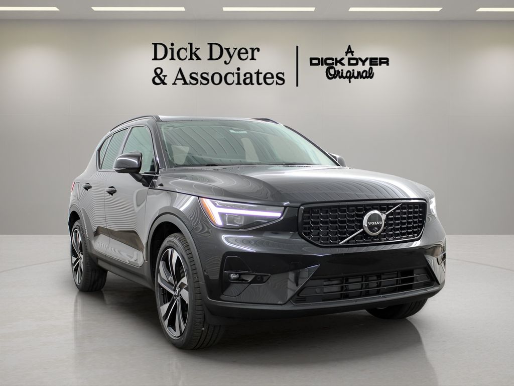 2026 Volvo XC40 B5 Plus Dark AWD's photo
