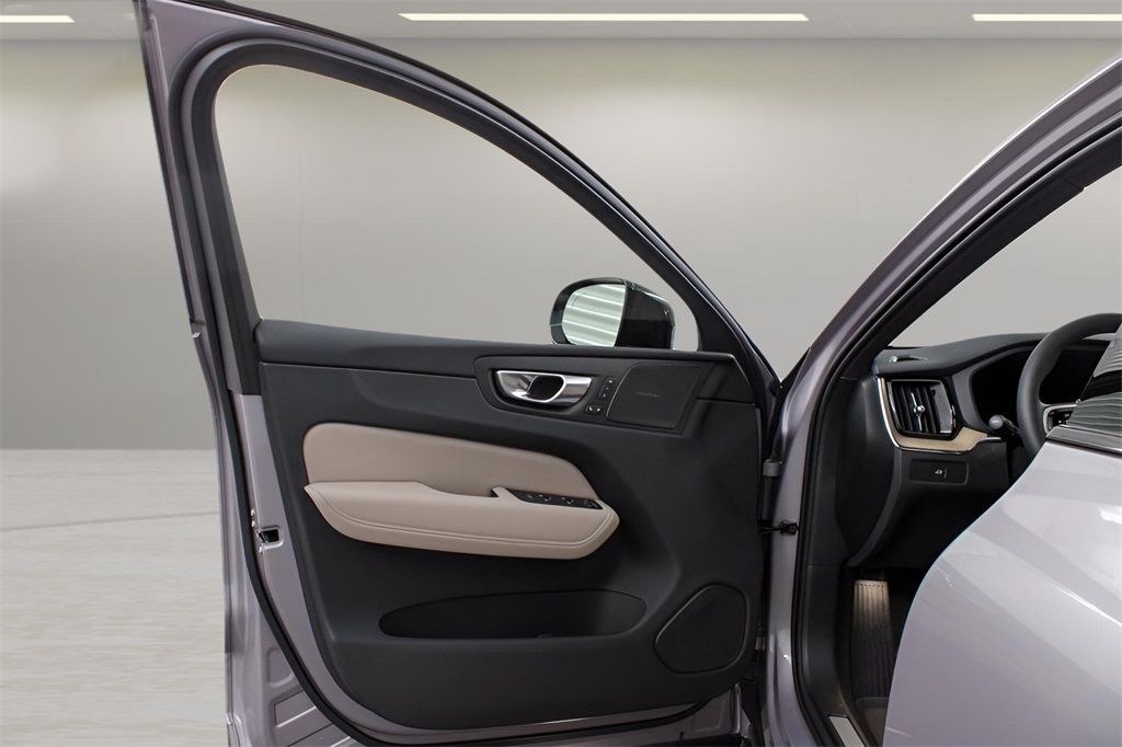 2026 Volvo XC60 Plus - Photo 29