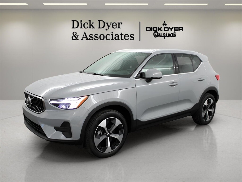 2025 Volvo XC40 Core photo 2