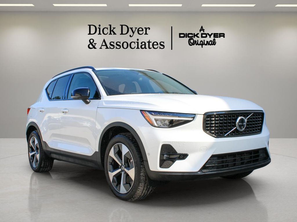 2025 Volvo XC40