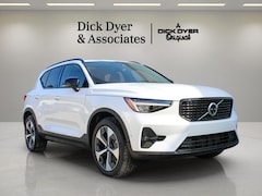2025 Volvo XC40 B5 Plus Dark Theme SUV