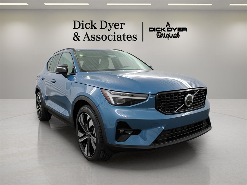 2025 Volvo XC40 B5 Ultra Dark Theme