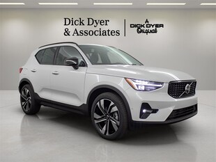 2025 Volvo XC40 B5 Plus Dark Theme SUV