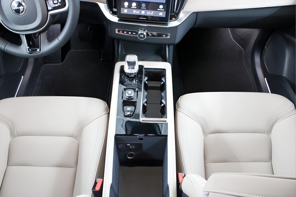 2026 Volvo XC90 Plus - Photo 17