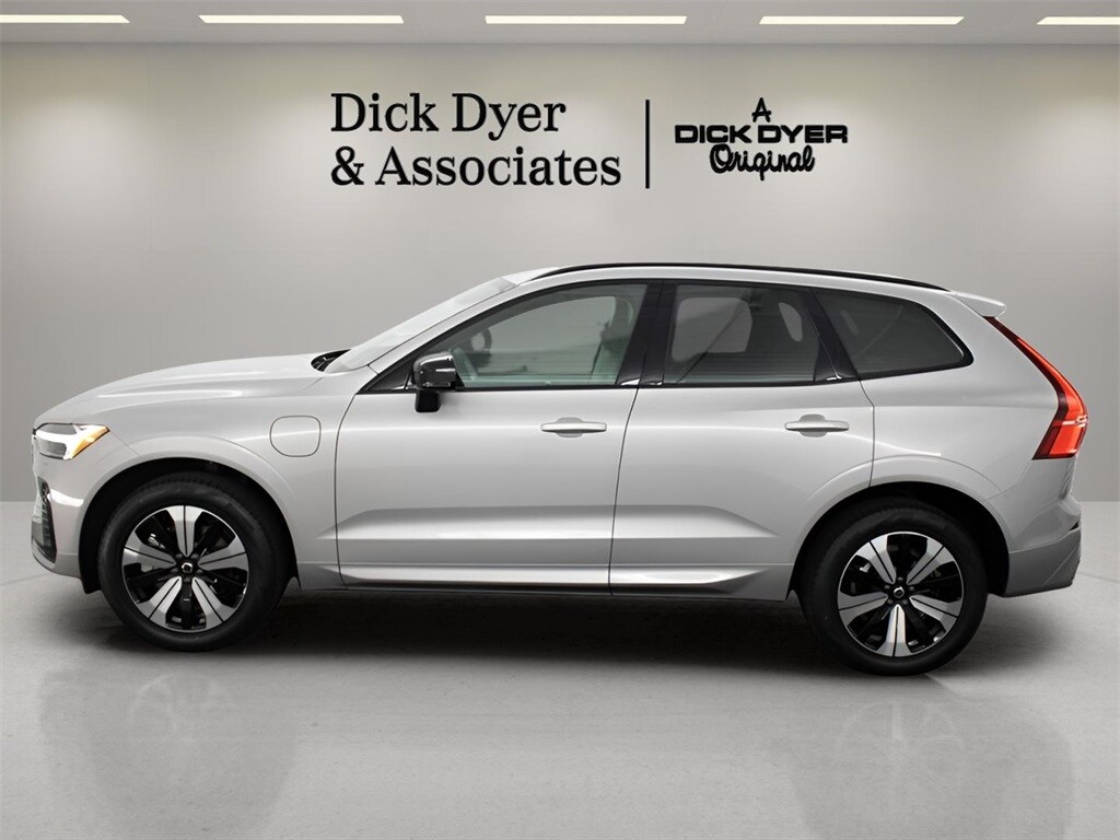 2025 Volvo XC60 Hybrid T8 Core photo 2
