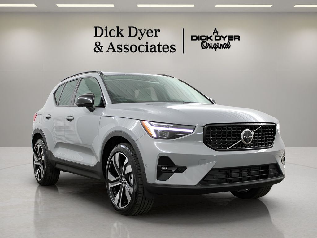 2026 Volvo XC40 B5 Plus Dark AWD's photo