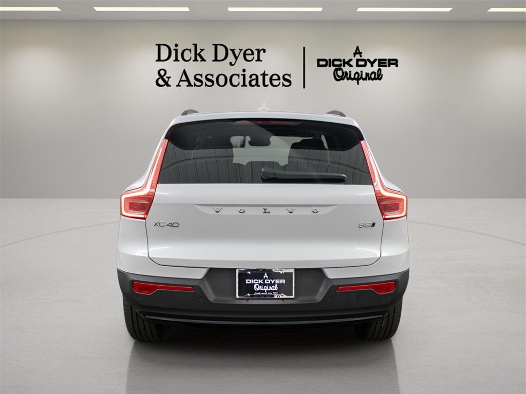 2025 Volvo XC40 Plus photo 4