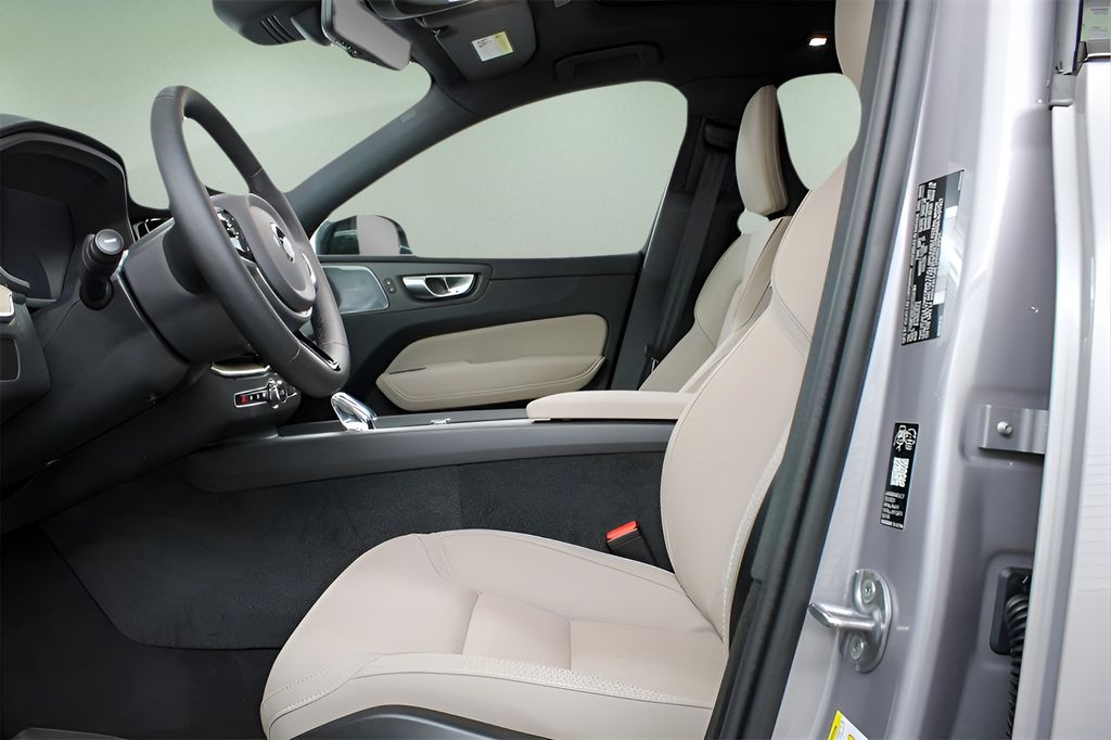 2026 Volvo XC60 Plus - Photo 18