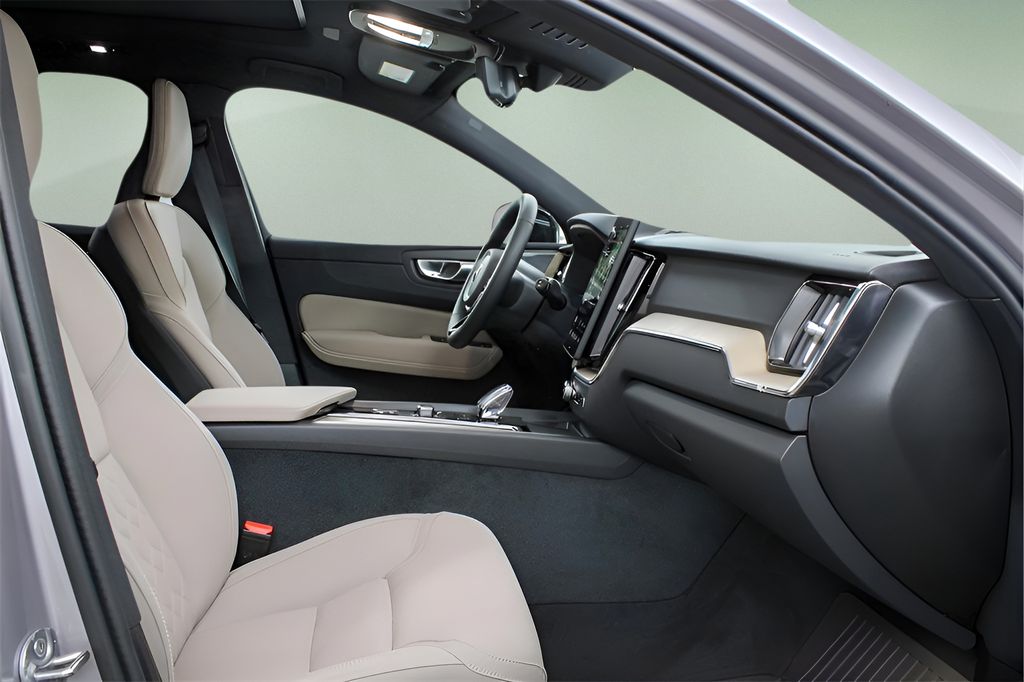 2026 Volvo XC60 Plus - Photo 24