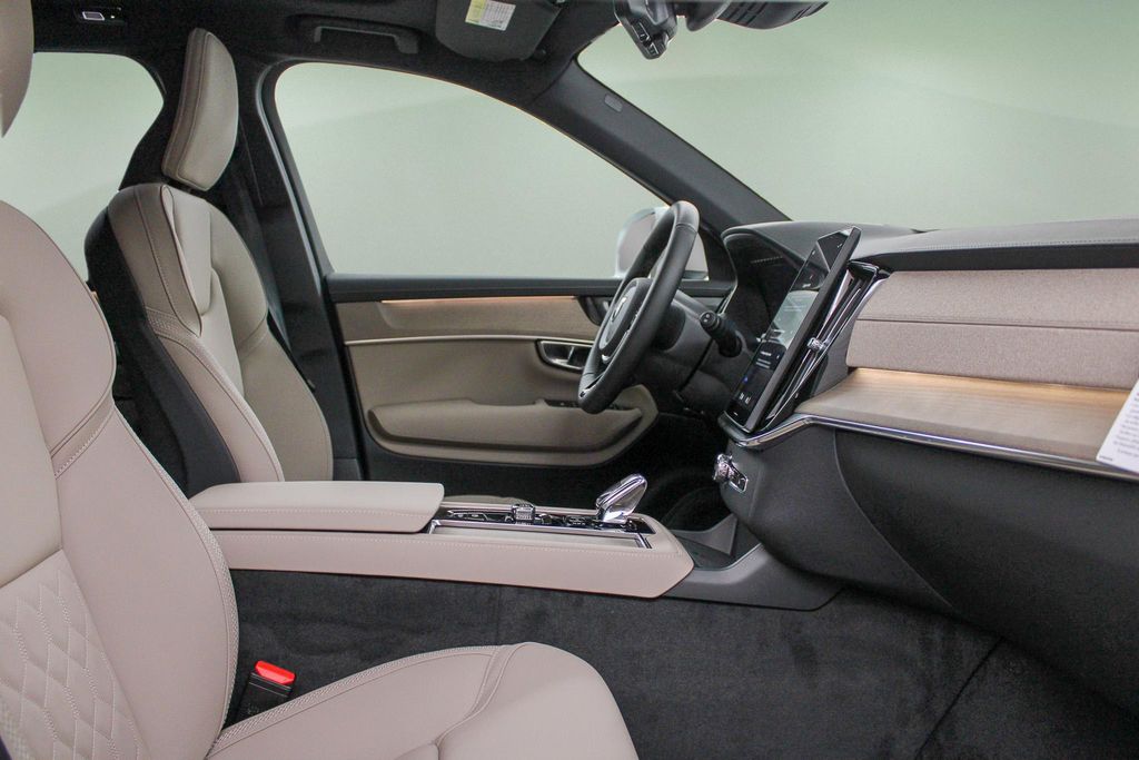 2026 Volvo XC90 Plus - Photo 18